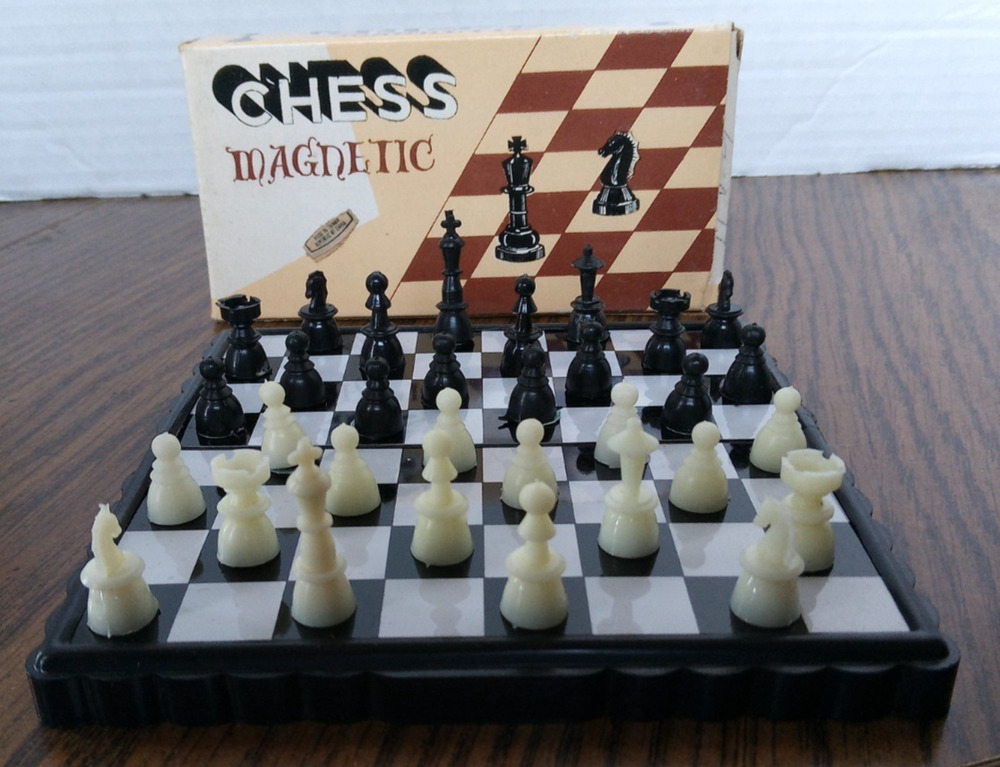 Caramoor Magnetic Vintage Folding Travel Chess Set
